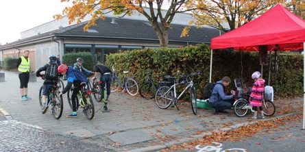 Elever får efterset deres cykler ved indgangen til skolen 