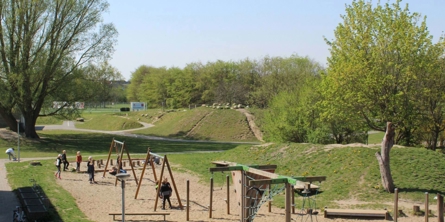 Legepladsen ved Skæring Skole med gyngestativer i sand
