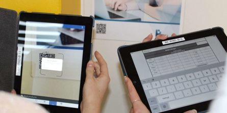 To Ipads i anonyme pigehænder